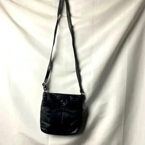 RELIC WOMENS BLACK CROSSBODY PURSE ADJUSTABLE STRAP MULTI POCKETS ZIP CLOSURE